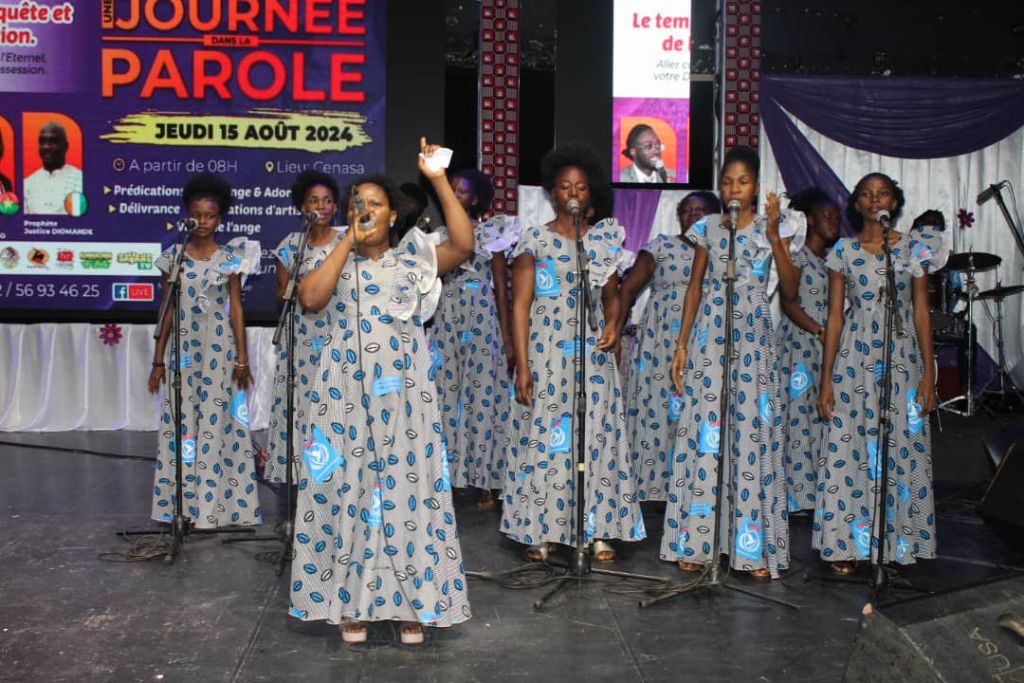 MCC Ouagadougou - Chorale en robes imprimées sur scène