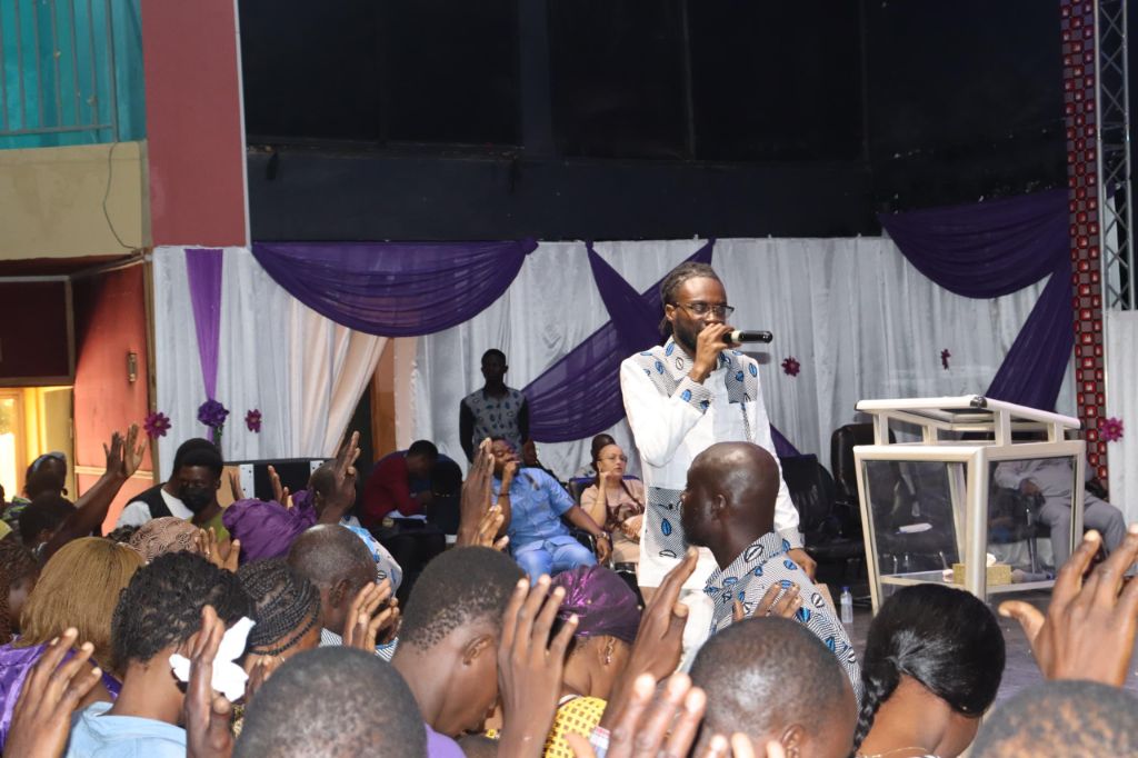 MCC Ouagadougou - Pasteur prédication avec public en adoration