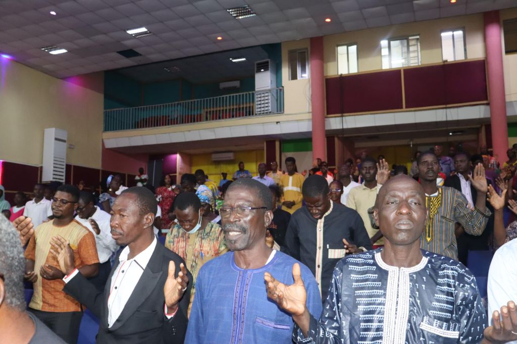 MCC Ouagadougou - Assemblée debout en prière et louange