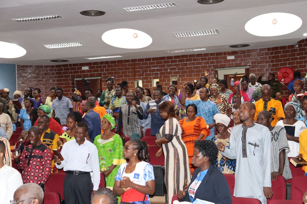 MCC Ouagadougou - Assemblée colorée en adoration