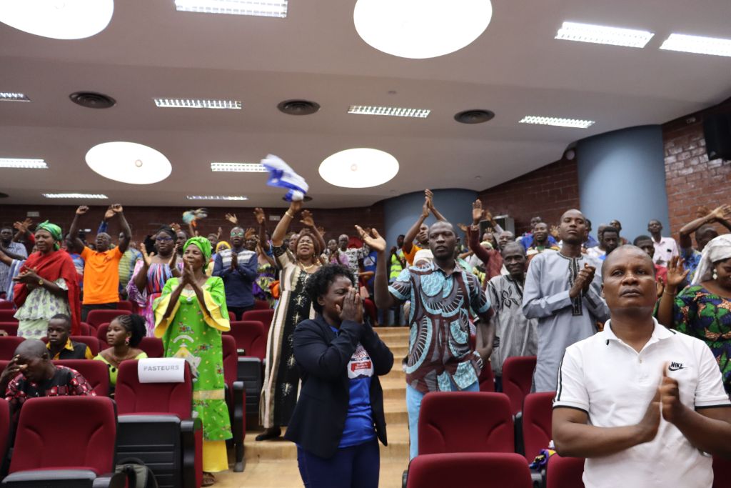 MCC Ouagadougou - Fidèles mains levées en louange