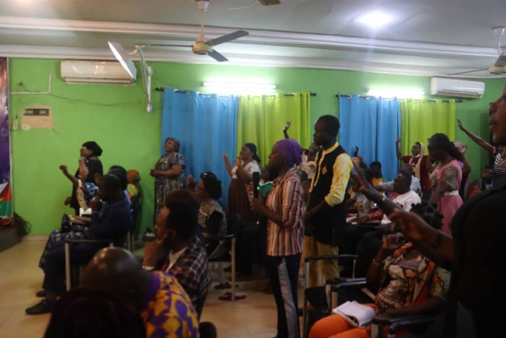 MCC Ouaga - Adoration collective murs verts