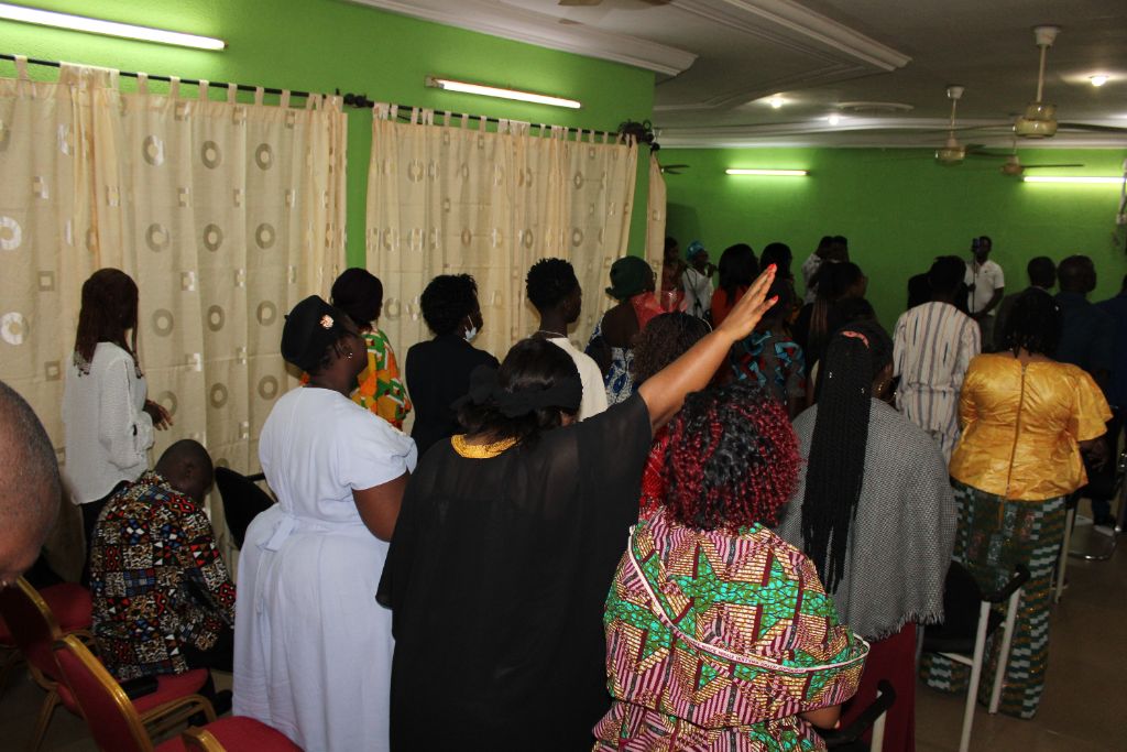 MCC Ouaga - Public debout mains levées en louange