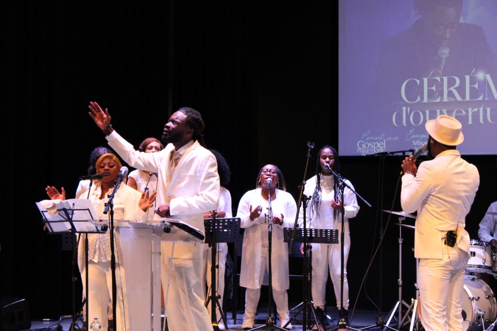 MCC Paris - Chorale en blanc avec lead singer