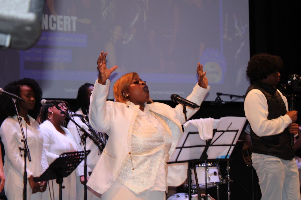 MCC Paris - Chanteuse soliste passionnée en adoration