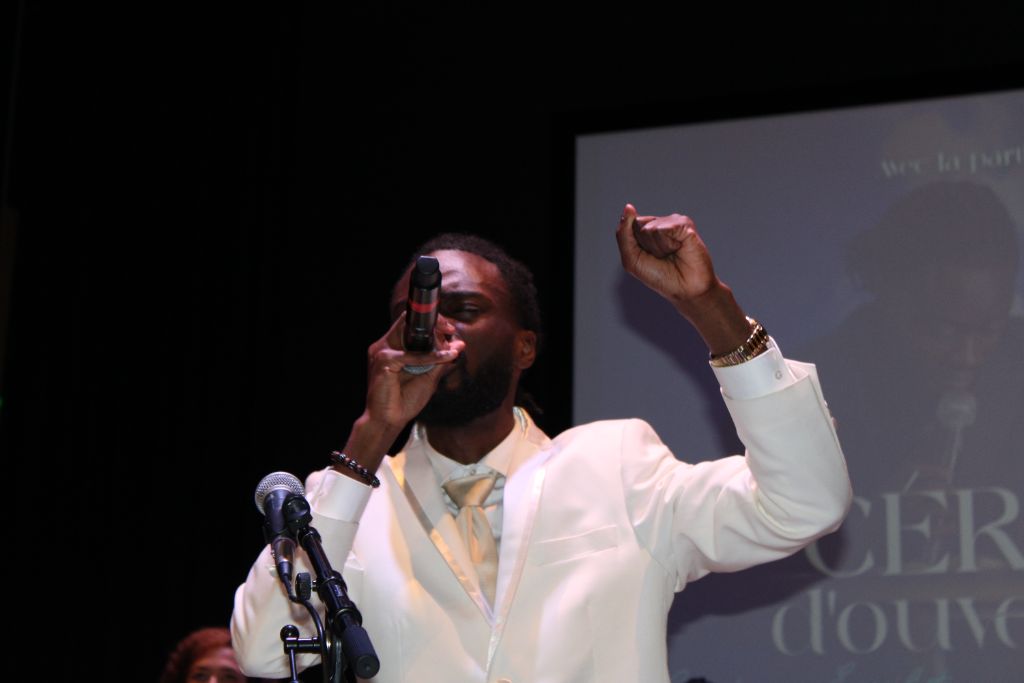 MCC Paris - Chanteur en louange gros plan